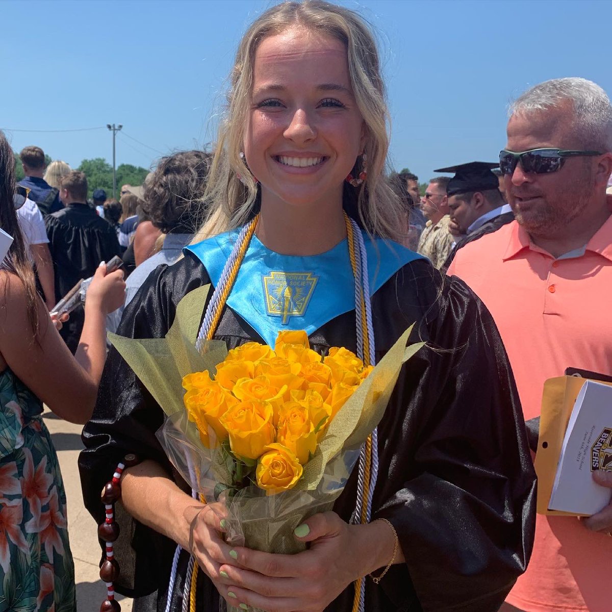 trishbink's tweet photo. Congratulations Molly🖤💛👩🏼‍🎓 We love you and are so proud of you- today and everyday 🤟🏻 Onto the next chapter ❤️🌰😘 https://t.co/aVUULFT3NE