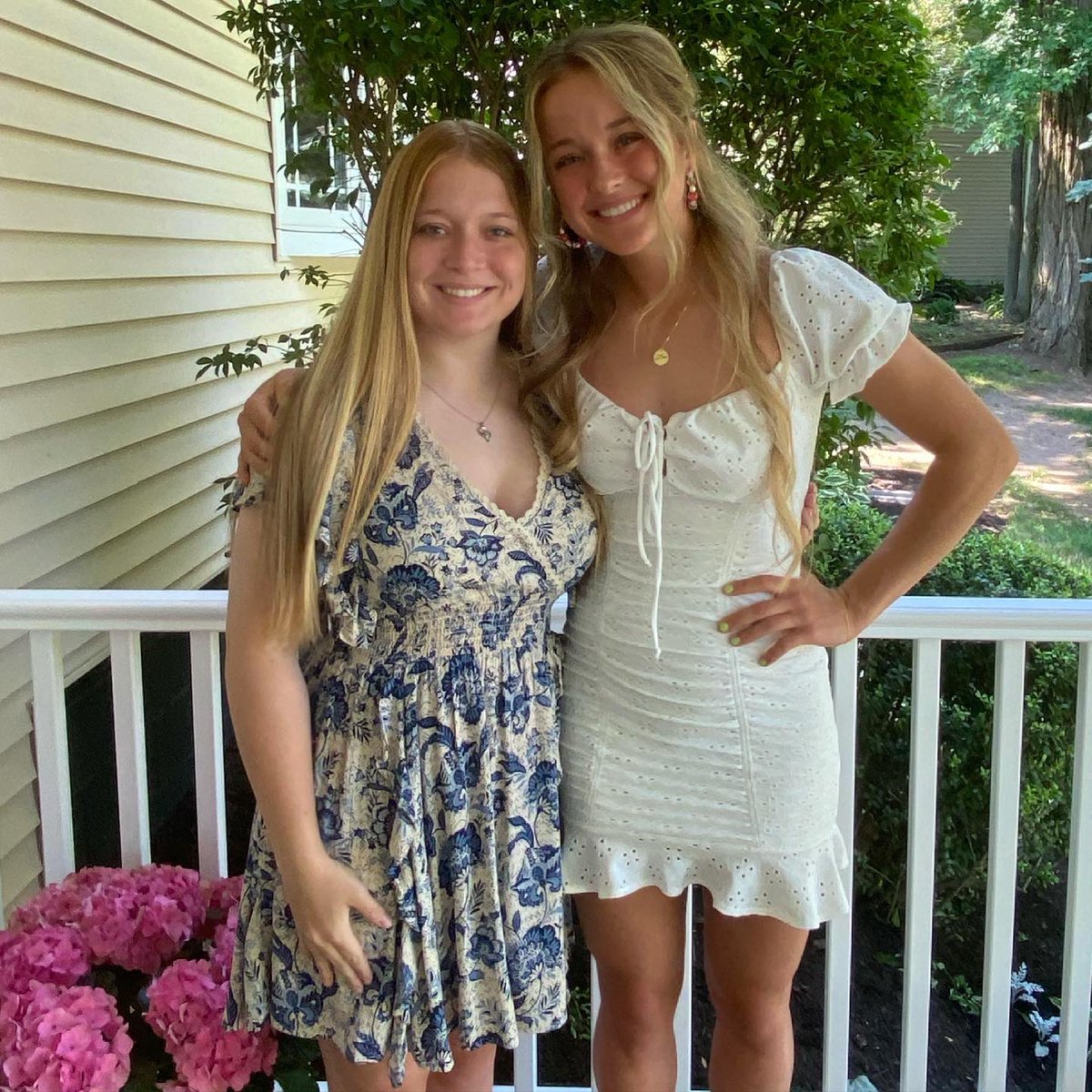 trishbink's tweet photo. Congratulations Molly🖤💛👩🏼‍🎓 We love you and are so proud of you- today and everyday 🤟🏻 Onto the next chapter ❤️🌰😘 https://t.co/aVUULFT3NE