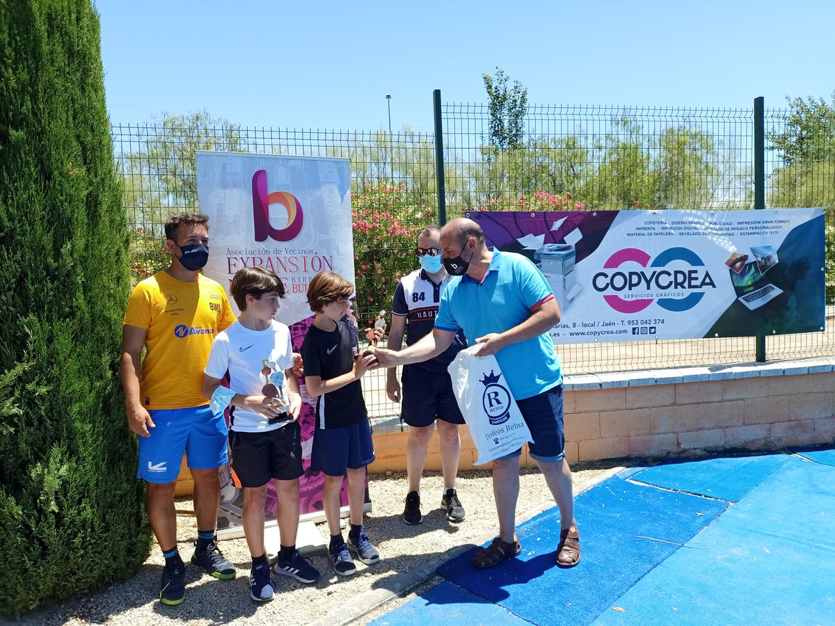AvExpansionN's tweet photo. #Compañerismo, #deportividad, #buenos_puntos y muy buen padel el que se ha visto hoy en el apartado de menores del Primer Torneo Pádel @AvExpansionN 2021. Gracias a @OWLsmartclub por cedernos gratuitamente sus instalaciones y a @copycrea por los trofeos y regalos. https://t.co/fvpLr78DRE