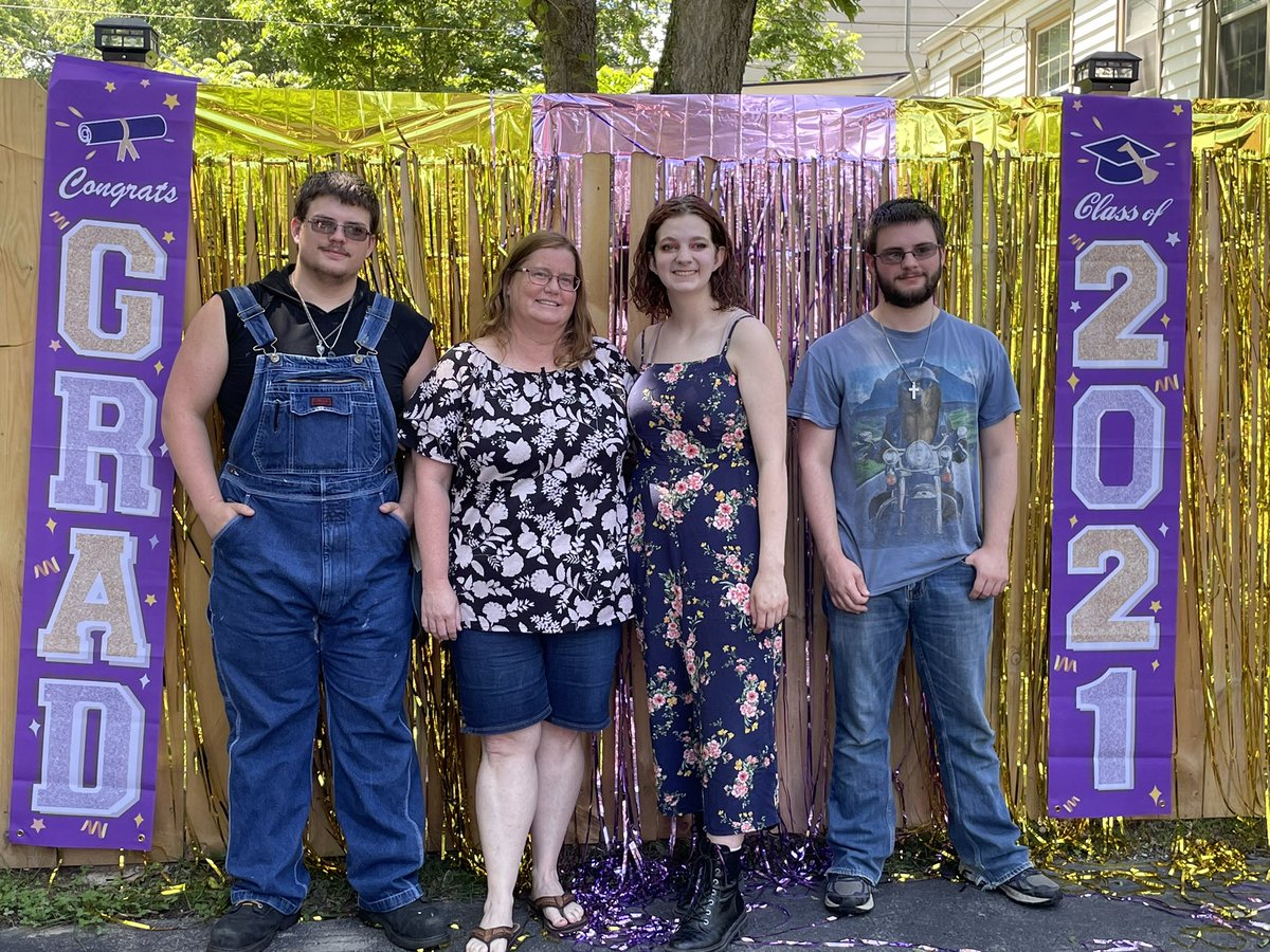 Heidi25858960's tweet photo. Ms. Gladish is one of the most amazing teachers there is! My daughter graduated this year from Northtown. These Boy also graduated this year and last from Oak Park @NKCSchools Ms. Gladish helped all three of these kids grow and learn! We are blessed to have her. https://t.co/0EBqzAQSbI