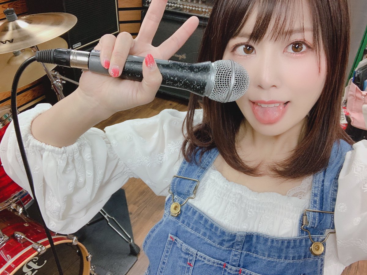 Uzivatel ツッキー ビーハイブ まひるのツキ Na Twitteru Day23 キラナにカラオケして欲しい曲 桃井はるこさんの ワンダーモモーイ ですね 即答 配信で毎回リクエストしちゃいます 最近は情勢的に 中々カラオケ配信が出来ないですが聴いたこと