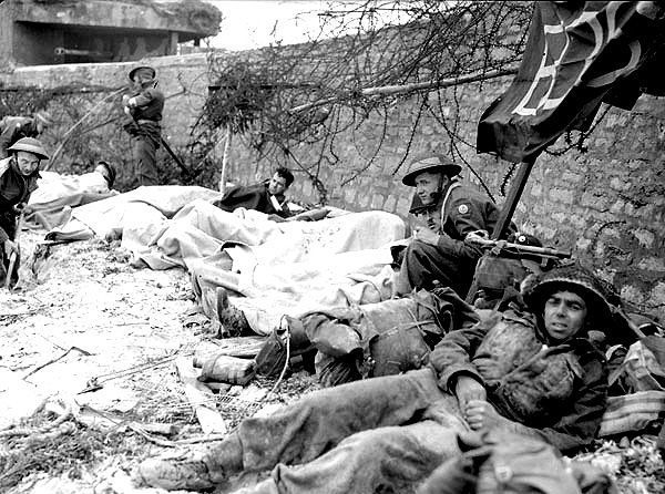 Wounded #Canadian soldiers await evacuation from Juno Beach on #DDay on June 6, 1944.

#History #WWII #DDay #DDay77