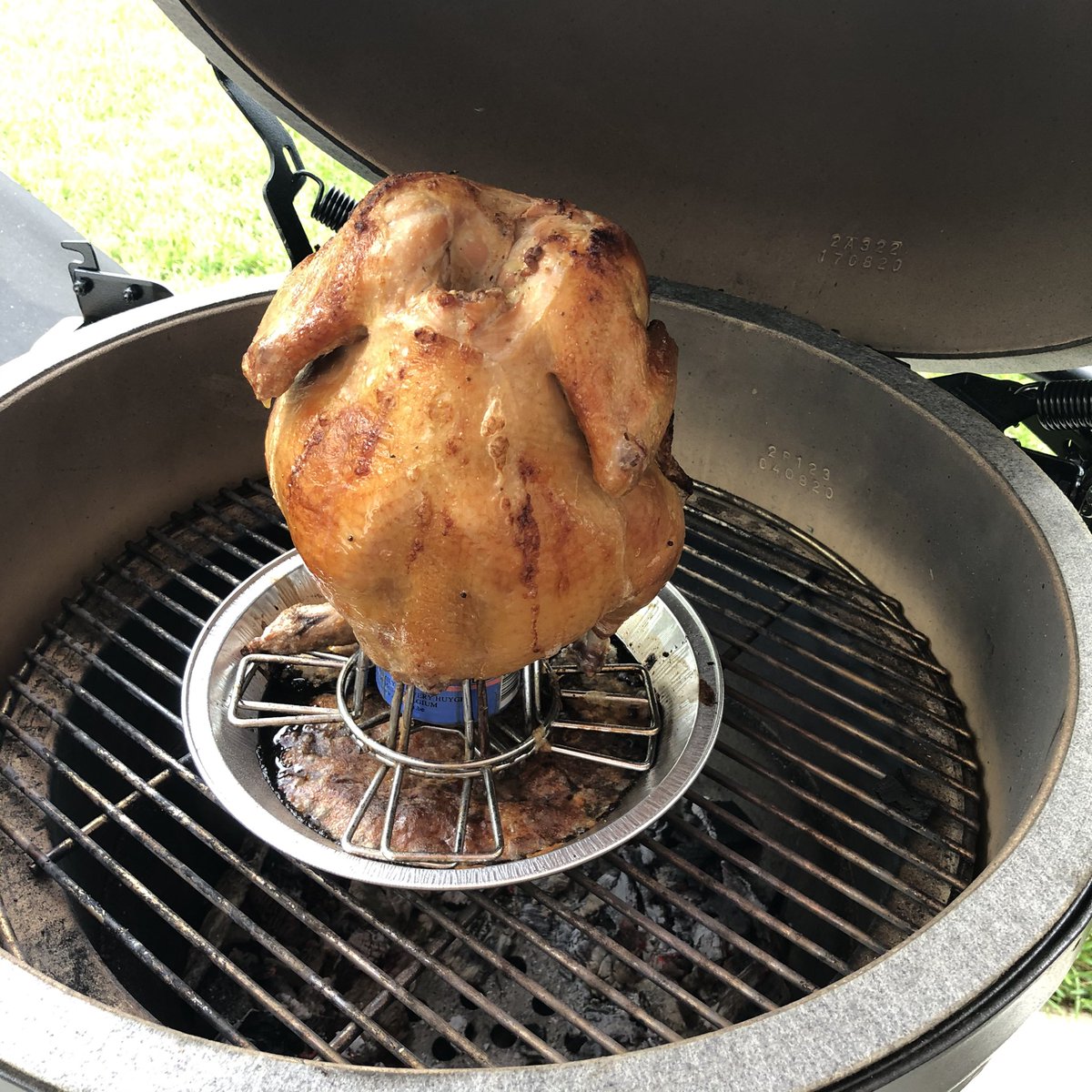 BeerAndPoutine's tweet image. A little beer can chicken, courtesy of @hickorynutgap and @BigGreenEgg !