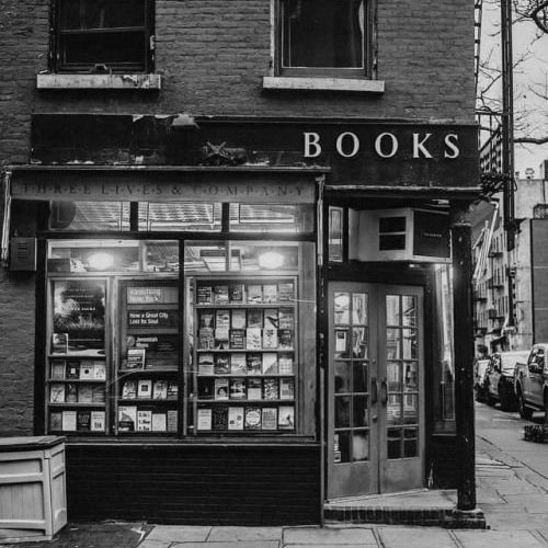 onlyangela_28's tweet photo. LARRY AU BIBLIOTECA

Donde Harry va seguido a una biblioteca cerca de su casa para distraerse y queda flechado por un chico de ojos azules. 
O
Donde Louis escapa de su pasado y se esconde en un pueblito trabajando como bibliotecario. https://t.co/dQRr3yrajB