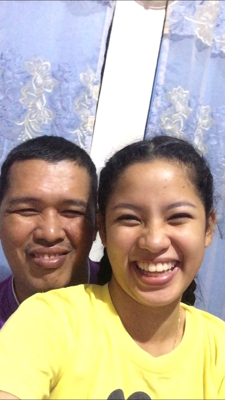 Not my papa copying ariana grande s laugh early in the morning hahahahaha happy birthday papa i love you! 