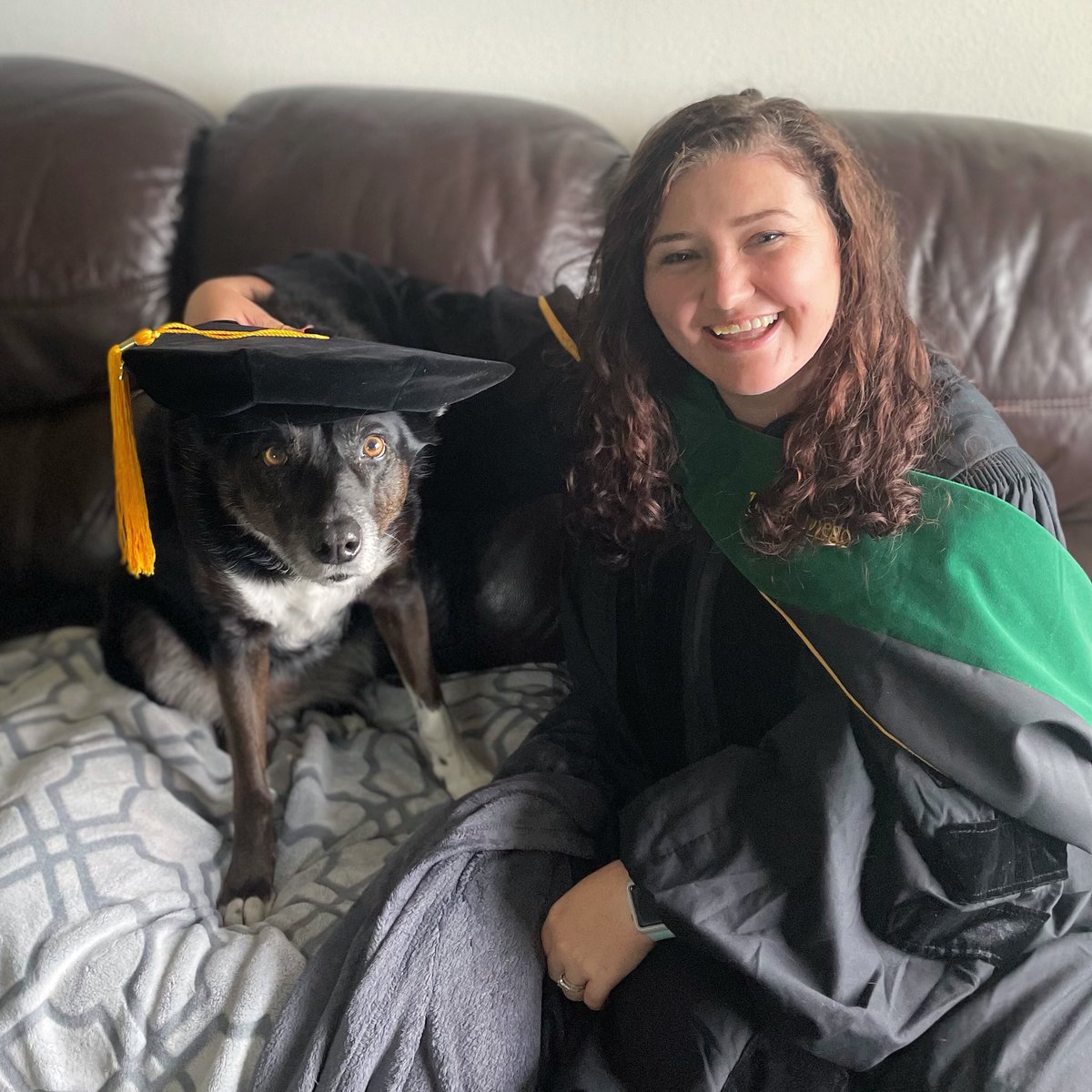 JackieKDeVries's tweet photo. It took studying in the dirt at rodeos & hustling a million part time jobs over the years, but I added that M.D. to my name today.
Thank you for everything @UCSDMedSchool, here I come @IowaOto 💛 #ucsdSOMgrad https://t.co/VdWtBwajVy
