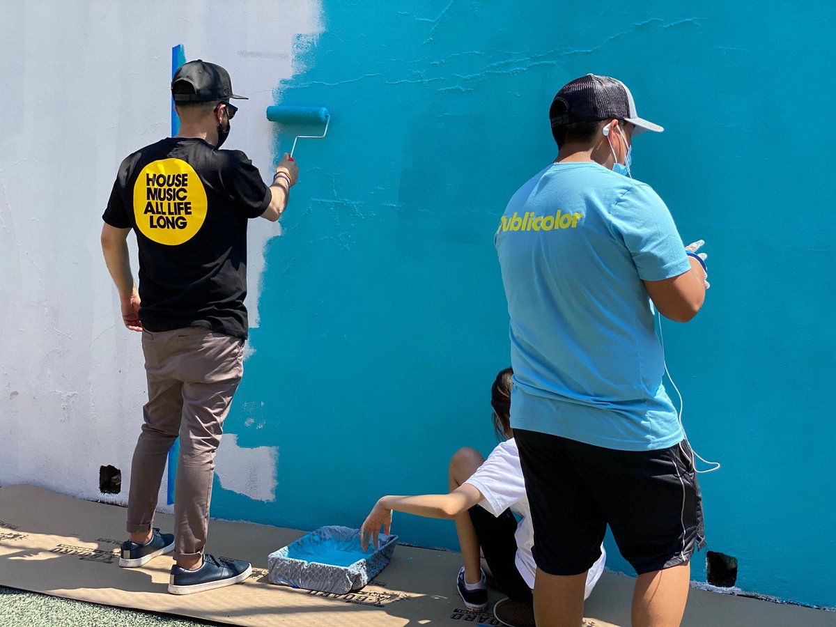 FranciscoMoyaNY's tweet photo. Thank you to the students and to Irma, Mike and the entire @PublicolorNYC team for kicking off the beautification of the P.S. 16 school playground. 
 #district21queens #beautifyingspaces #youthprograms https://t.co/5Ghh0cJd8J