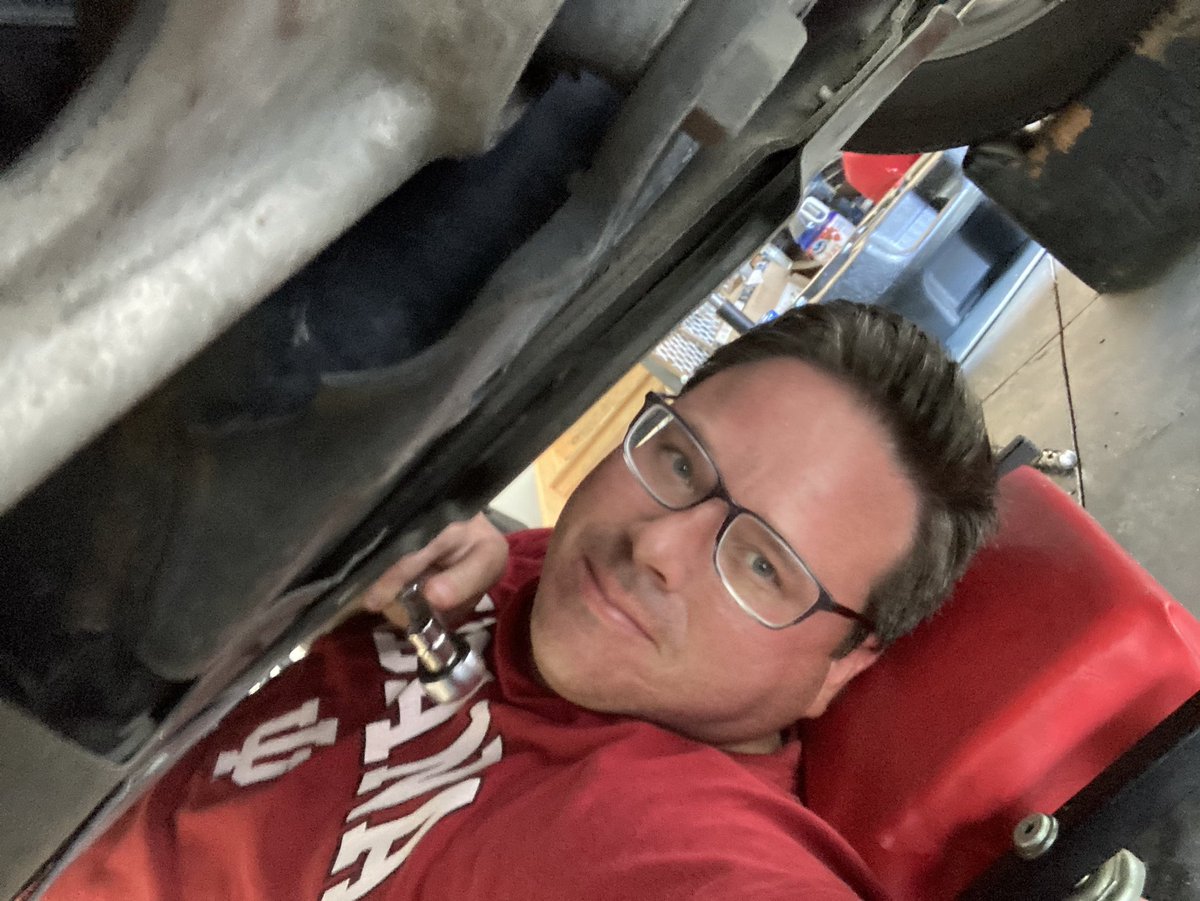 JohnGumm's tweet image. Someday I’ll learn to pay someone else to do this. Until then I’ll just have Hypoid Gear Oil in my hair. Gives it body! #TransferCaseService #TrannyService #OilChange