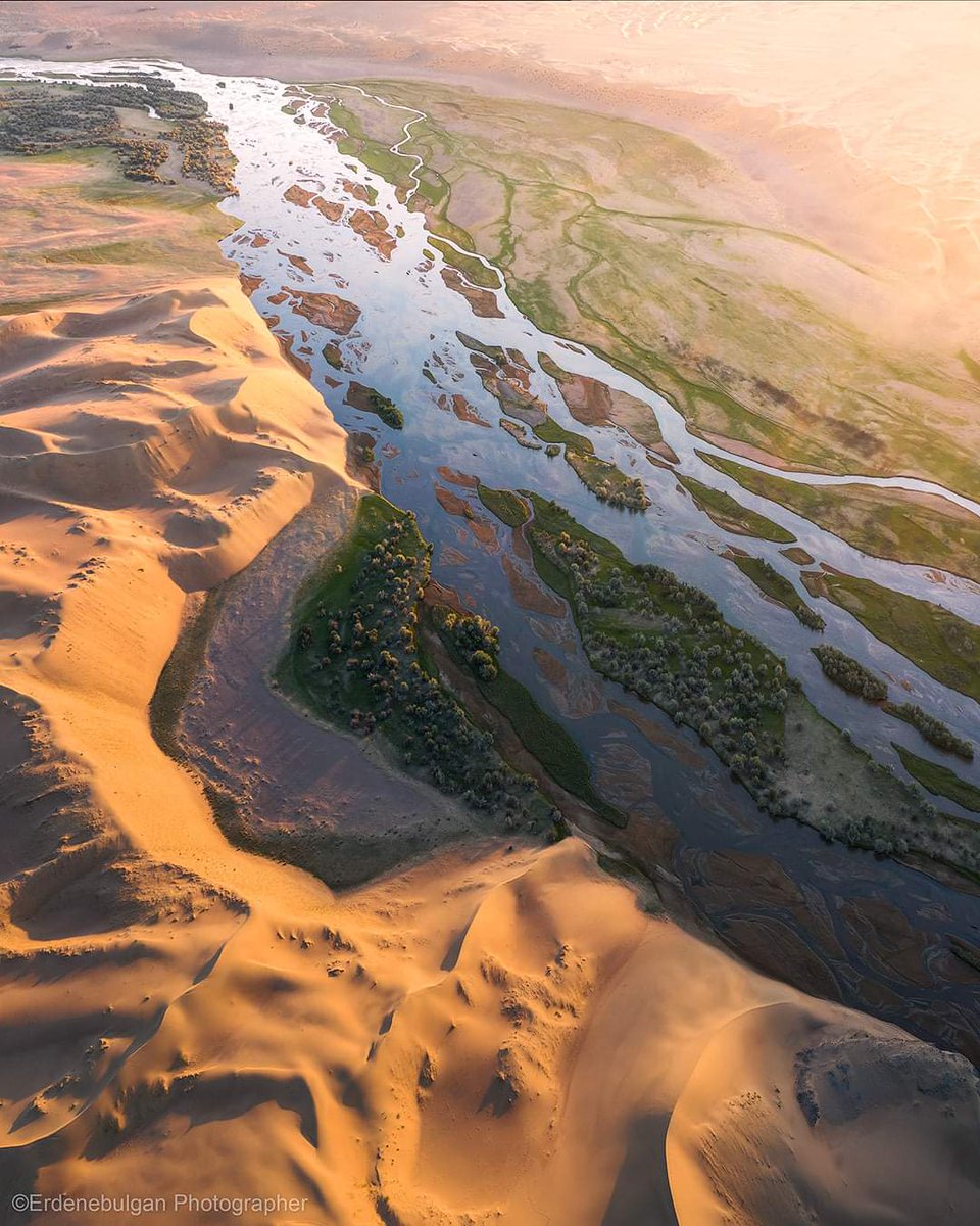 Зовлон жаргалаар мэлмэрсэн
Зорголын нүд шиг ус гүйсэн
Мөрөнгийн энтэй Завхан гол
Мөнхийн усыг орлоно оо