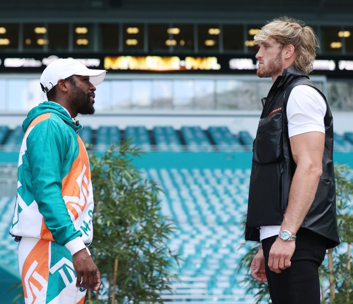 prfctbags's tweet photo. Carly Shay &amp; Shelby Marx walked so Logan Paul &amp; Floyd Mayweather could run 😂😭🥊 #MayweatherPaul #Showtime https://t.co/UlDTymbr6k