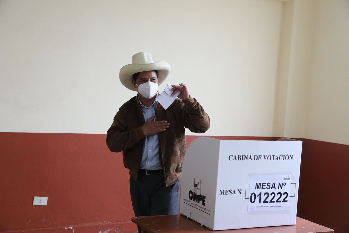 LindaMeraPress's tweet photo. #KeikoFujimori obtains 50.3% of the preferences and #PedroCastillo, 49.7%, according to an Ipsos exit poll #EleccionesBicentenario #peru #perudecide2021 #peruvota #EleccionesPeru2021 https://t.co/CeNmLBjWT9