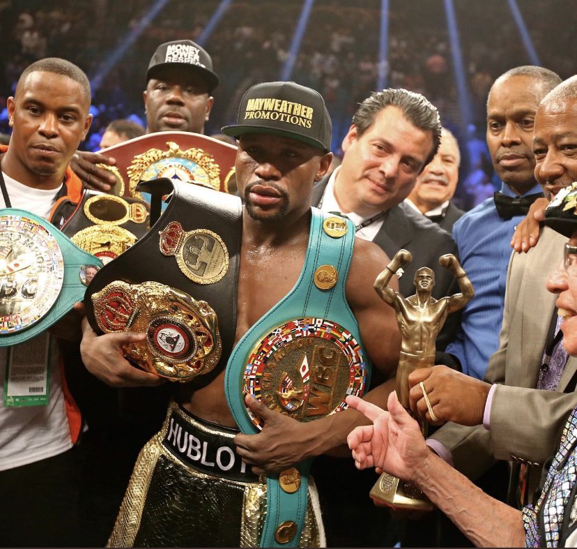 anoopsssssx's tweet photo. Floyd mayweather in 2010 vs Logan Paul in 2010 https://t.co/5yxiNtA1Q5