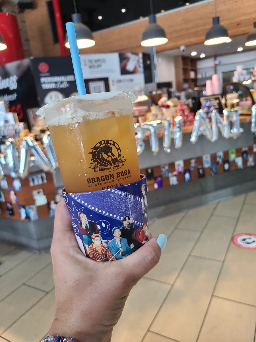 im2old4thisotp's tweet photo. Two cupsleeve events with my favorite @MomsNoonas crew! First up, @FlowerVantae hosted at #DragonBobaLA, then @namjooning_la hosted at #HoneyMeeJapaneseVillage! Tired, but full of Bangtan love. https://t.co/uj7KmDUpvv