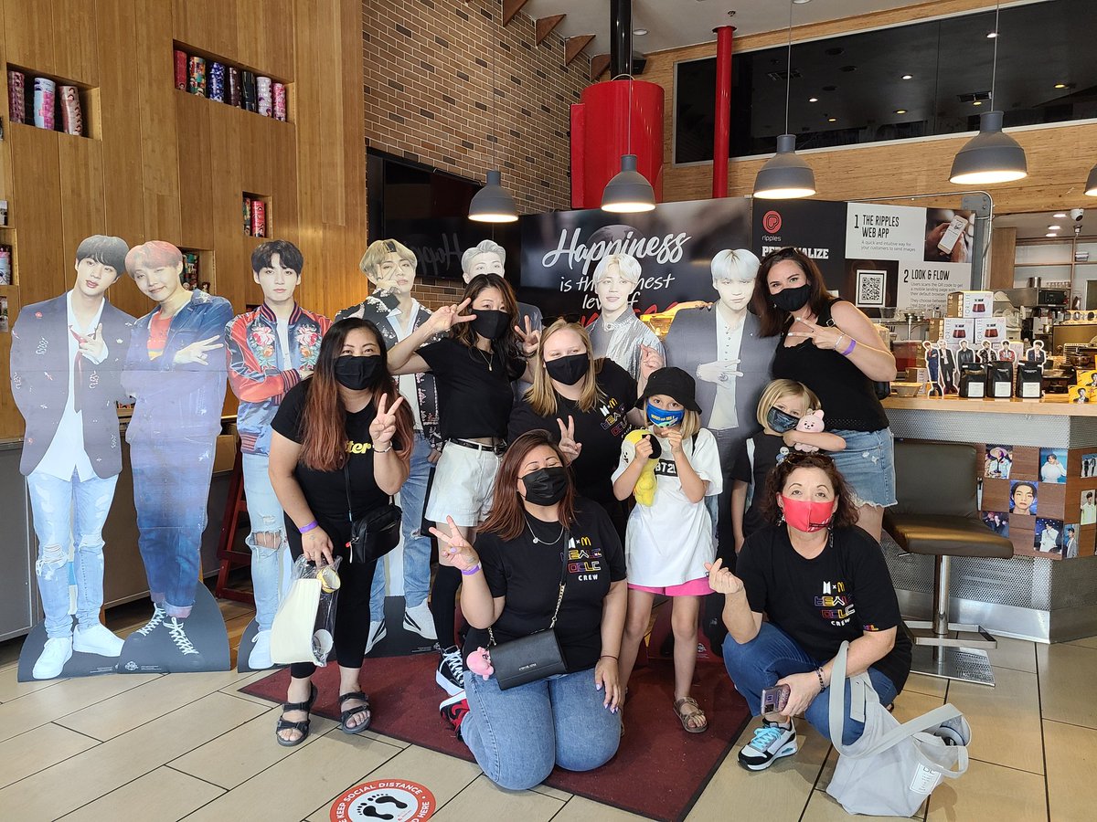 im2old4thisotp's tweet photo. Two cupsleeve events with my favorite @MomsNoonas crew! First up, @FlowerVantae hosted at #DragonBobaLA, then @namjooning_la hosted at #HoneyMeeJapaneseVillage! Tired, but full of Bangtan love. https://t.co/uj7KmDUpvv
