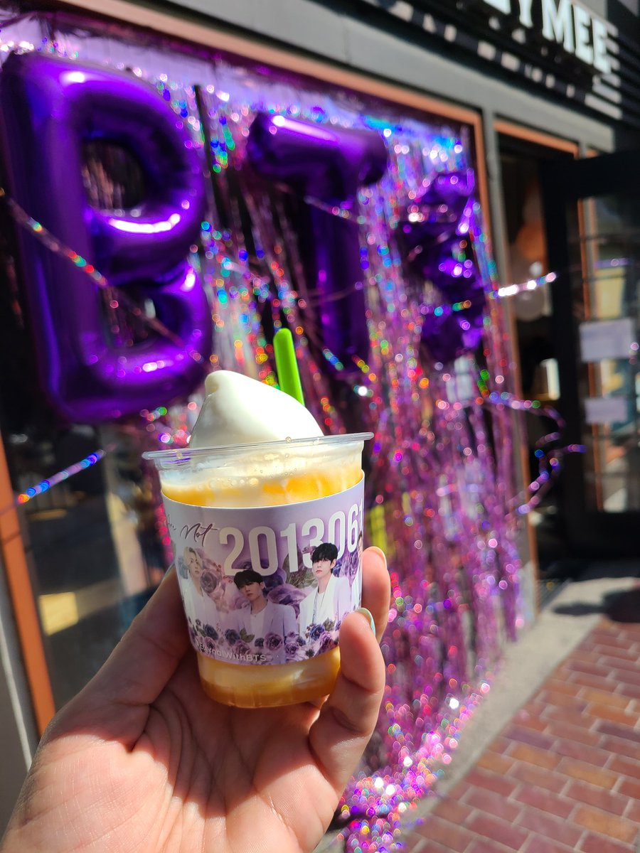 im2old4thisotp's tweet photo. Two cupsleeve events with my favorite @MomsNoonas crew! First up, @FlowerVantae hosted at #DragonBobaLA, then @namjooning_la hosted at #HoneyMeeJapaneseVillage! Tired, but full of Bangtan love. https://t.co/uj7KmDUpvv