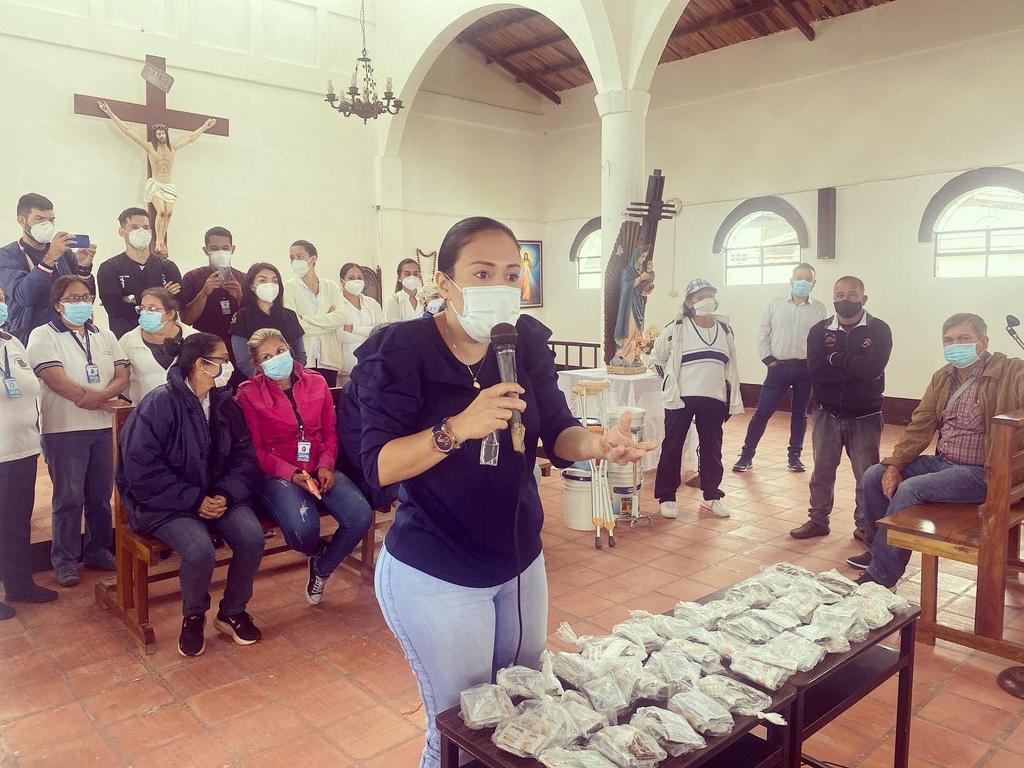 1/2 Vergüenza debería darle señora <a href="/laidygomezf/">Laidy Gomez</a> que en todo su periodo al frente de la Gobernación del #Tachira sea la primera vez que visite la Aldea Boca de Monte y engañe a sus habitantes solo con 35 Mini combos de Medicina, que indignación sentimos los #Michelenenses