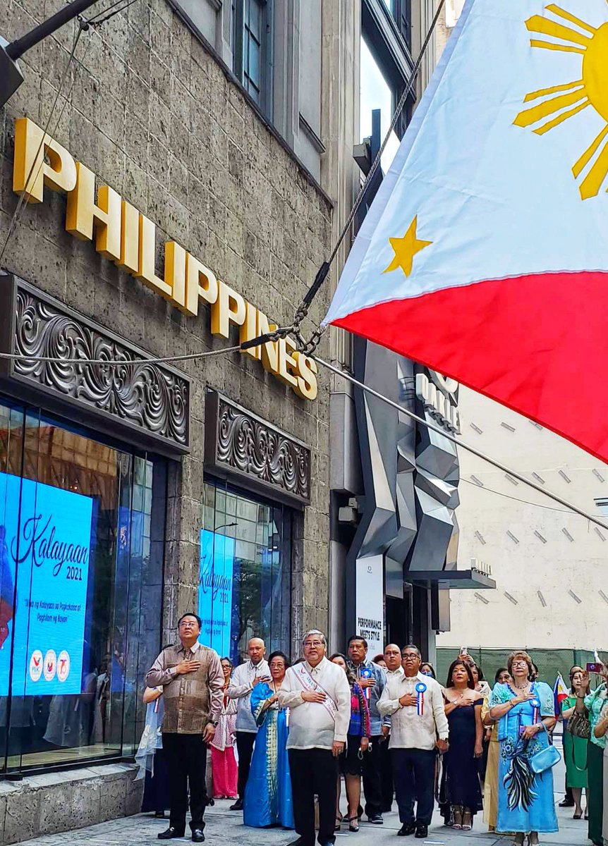 This morning, we joined the Filipino Community in raising the flag outside @PHinNewYork as part of the commemoration of the 123rd anniversary of the declaration of Philippine independence. @DFAPHL @teddyboylocsin #dfaforgingahead https://t.co/o6aZBkmt1M