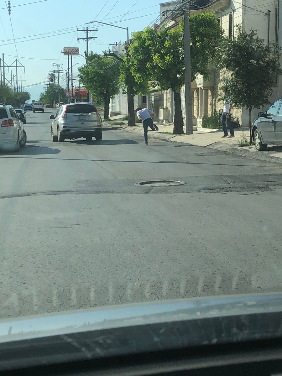 ClaudiaEnImagen's tweet photo. Circulan fotos y videos de la camioneta donde huyeron los presuntos implicados en el robo a urna en C7 Paseo de la Luz. Alguien que identifique y denuncie ante las autoridades. @nuevoleon @INEMexico
@denunciafepade #nosevale #niunrobomas #eleccioneslimpias https://t.co/JWjlL956CU