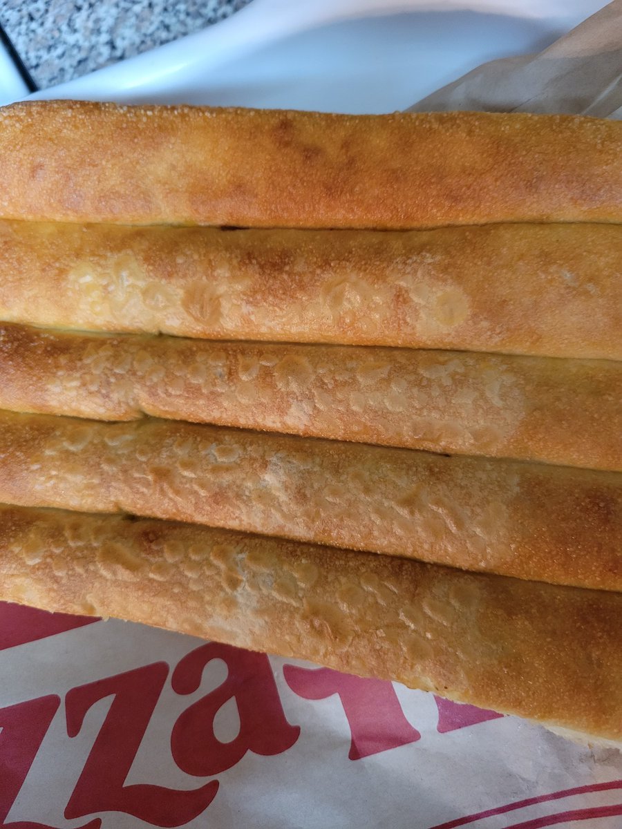 sapperspyda's tweet photo. Guess we aren't seasoning anything tonight huh @pizzahut Got some extra crust when I ordered breadsticks! Awesome. https://t.co/YI5372OMe2