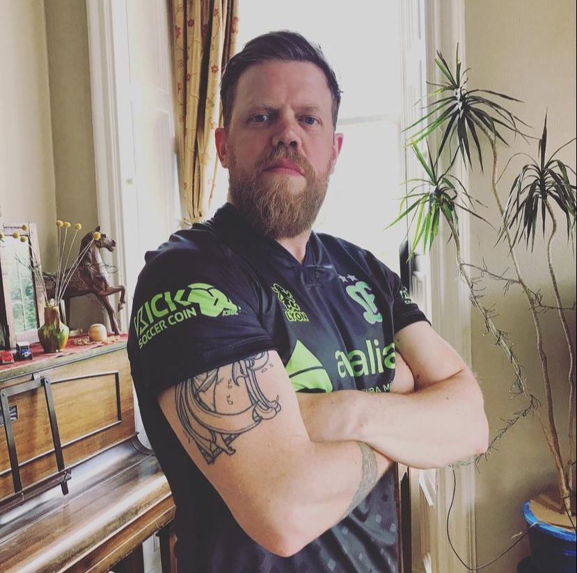 ElShowdeFerro's tweet photo. En Inglaterra existe @SurpriseShirts. Comprás una caja sorpresa y te llega una camiseta original random de algún equipo del mundo. @ETLchris estaba tranquilo en #Edimburgo comiendo unos huevos con tocino y le tocaron la puerta. 
El resto ya es historia... https://t.co/GMb0iabjKv