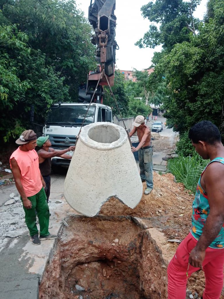 luiscarPSUV's tweet photo. #CaraboboBicentenario despliegue operativo que garantiza el suministro y colocación de cono de concreto en la bajada de La Capilla, Sector el 21, Las Clavellinas. Plan de Obras 2021 #GuarenasAñoCuatricentenario https://t.co/6haMo2zfQU