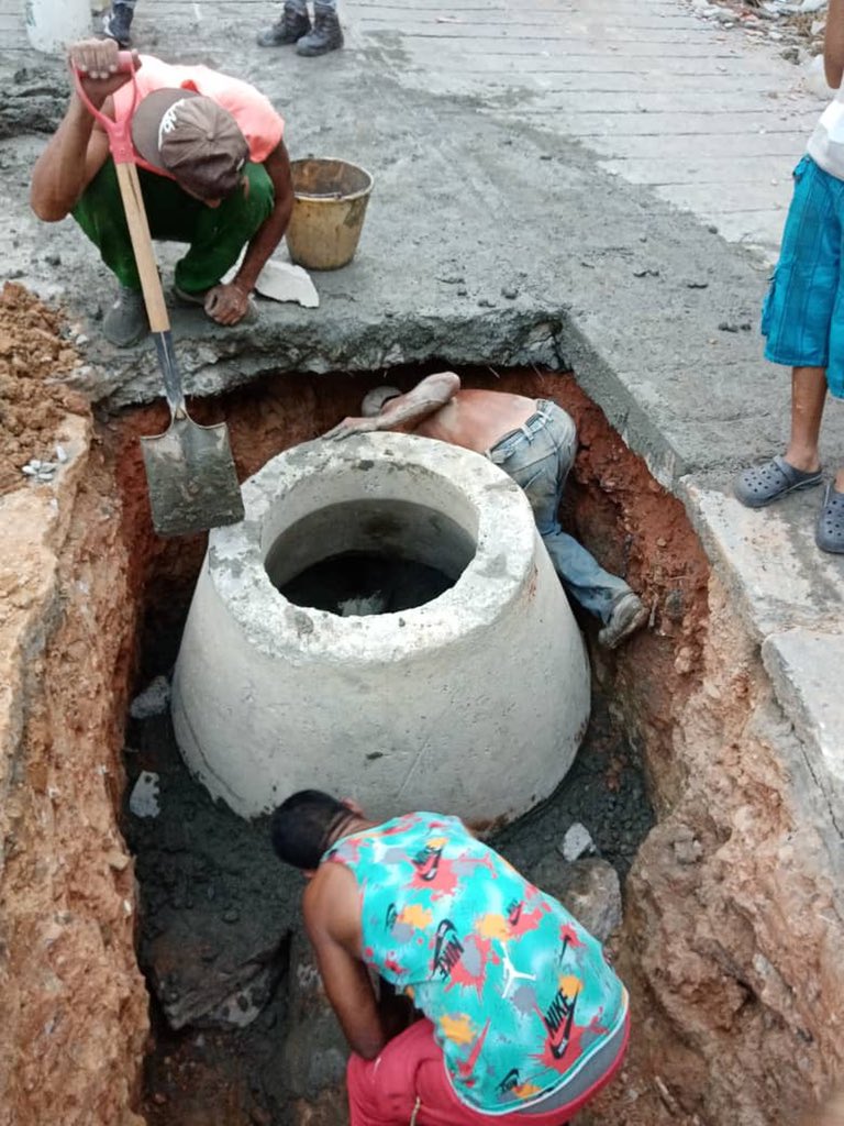 luiscarPSUV's tweet photo. #CaraboboBicentenario despliegue operativo que garantiza el suministro y colocación de cono de concreto en la bajada de La Capilla, Sector el 21, Las Clavellinas. Plan de Obras 2021 #GuarenasAñoCuatricentenario https://t.co/6haMo2zfQU