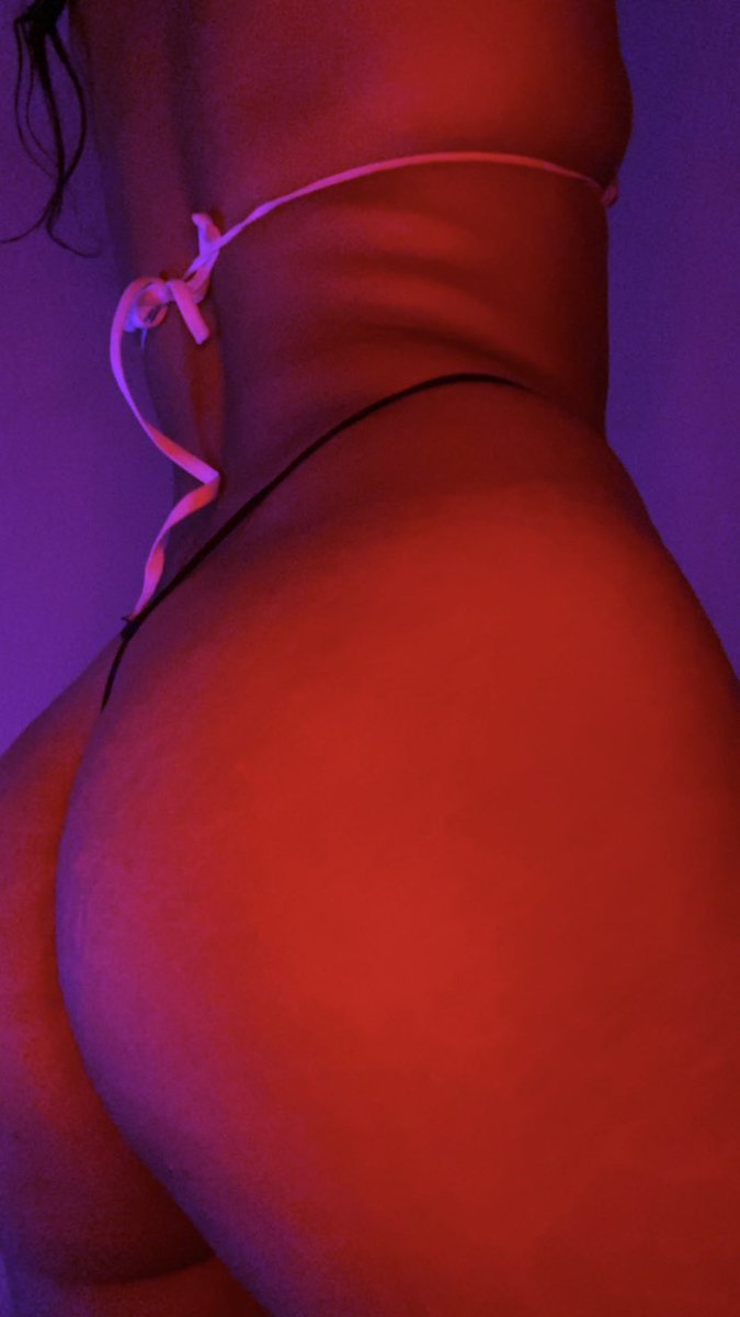 pinkbIob's tweet photo. kiss me more 🍒 https://t.co/xpOLRhDXaV