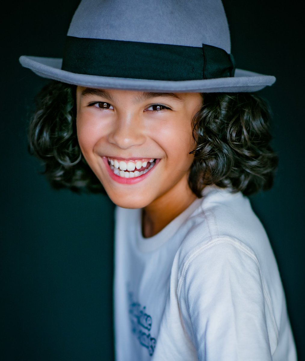 “You only live once, but if you do it right, once is enough.” Mae West 

I love laughing- comment your favourite joke in the comments!! 😁 

📸 Carrie McLeod
#punkybrewster #tellmeajoke #makemelaugh #childactor