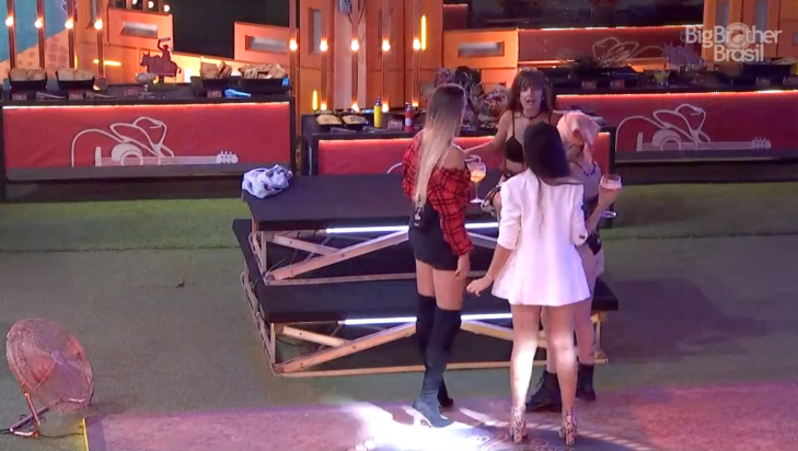 rocunhaes's tweet photo. Melhor clima de todas as festas, elas tão falando disso. 
#RememberParty https://t.co/mxXIDLe36O