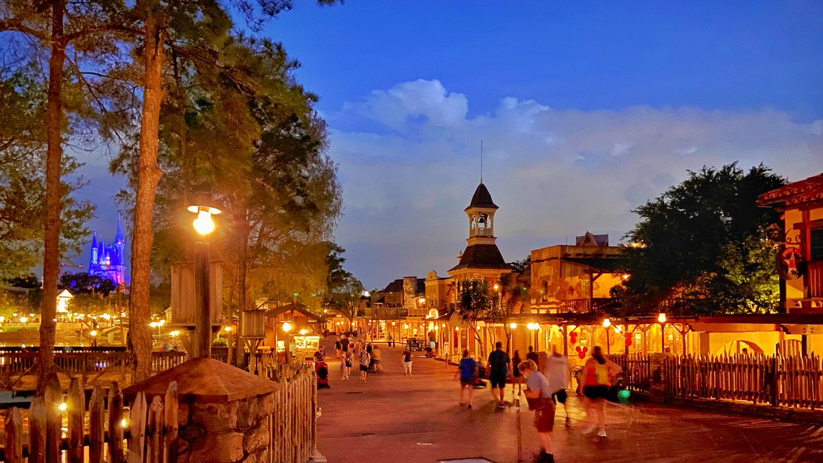 HippyDisneyGuy's tweet image. Sundown on Frontierland! 🧡💜💙

We see you Cinderella’s Castle! 😊
#WaltDisneyWorld #MagicKingdom