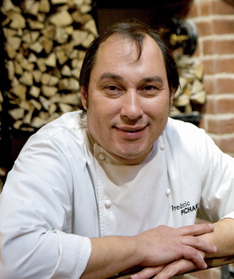 Jack_Chiraque's tweet image. Le gros porc Frédéric #pichard a 2 boulangeries parisiennes. Il est accusé de plusieurs viols et agressions sexuelles sur ses employées. Mais ce gros pervers de #fredericpichard a aussi violé pendant 15 ans Thalia : sa propre belle fille, le femme de son fils Geoffrey...