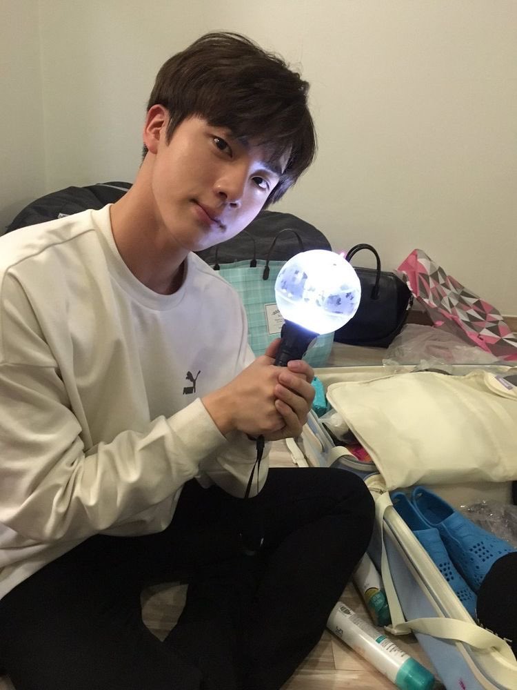 jkmilkis's tweet photo. você é a estrela que transforma coisas normais em extraordinárias. ❥
#ARMYSeIcaDay #ARSD @BTS_twt https://t.co/TzExXXXHVW