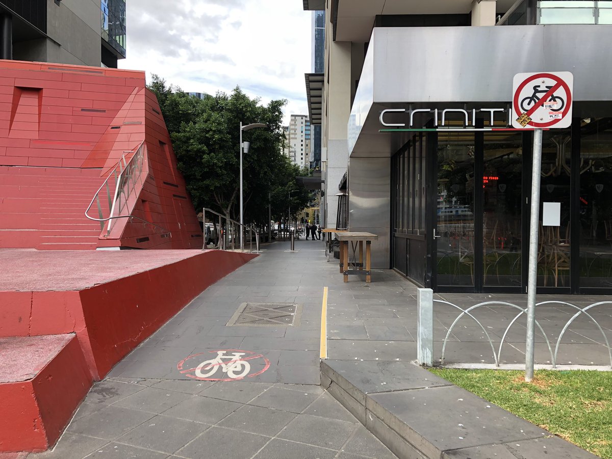 ___Rob_______'s tweet photo. @cityofmelbourne Southbank Blvd/Queensbridge Sq this morning. Cycle route closed but no detour actually signed - closest ‘detour’ is via the no cycling section. Very poor. https://t.co/x7cONIVfFR