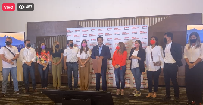 ABCNoticiasMX's tweet photo. 🔴📽 #EnDirectoABC Francisco Cienfuegos, candidato a la alcaldía de #Monterrey se declara ganador.
🌐 https://t.co/Ulo4D9NFK0 https://t.co/oe0SpgLity