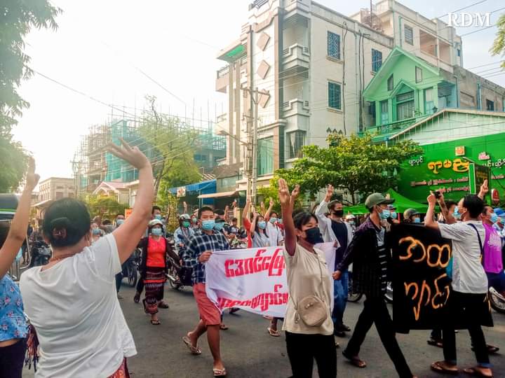 BakaDouby's tweet photo. 7.6.2021 In Mandalay, Students from Aung Myay Tharzan Township staged a guerrilla dawn strike to demand the removal of dictators.

#June7Coup
#WhatsHappeningInMyanmar https://t.co/A9wI3jzAfW