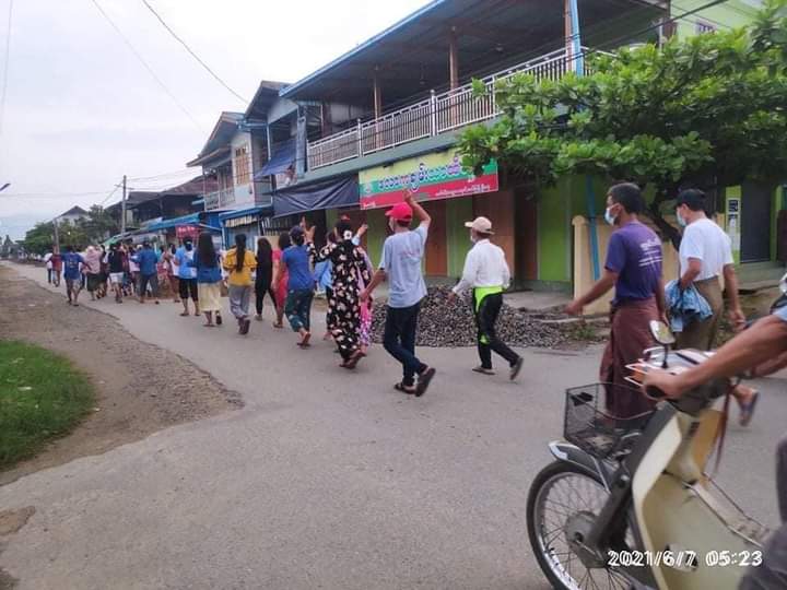 Jk'aom (@aom_april) on Twitter photo Strike in #Mogaung against the military dictator.
The people of Mogaung, #Kachin State, are protesting every day.
#June7Coup 
#WhatsHappeningInMyanmar Strike in #Mogaung against the military dictator.
The people of Mogaung, #Kachin State, are protesting every day.
#June7Coup 
#WhatsHappeningInMyanmar