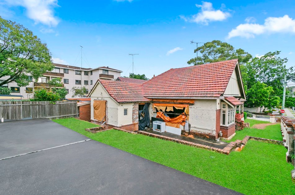 JoyWorkingHard's tweet photo. House with no kitchen or toilet sells for AUD$4.705m at Sydney auction over the weekend.  https://t.co/kVeKysSDRS via @Domaincomau 
#crazyhouseprices 🇦🇺
#crazyrealestate https://t.co/1h8wcFVpL0