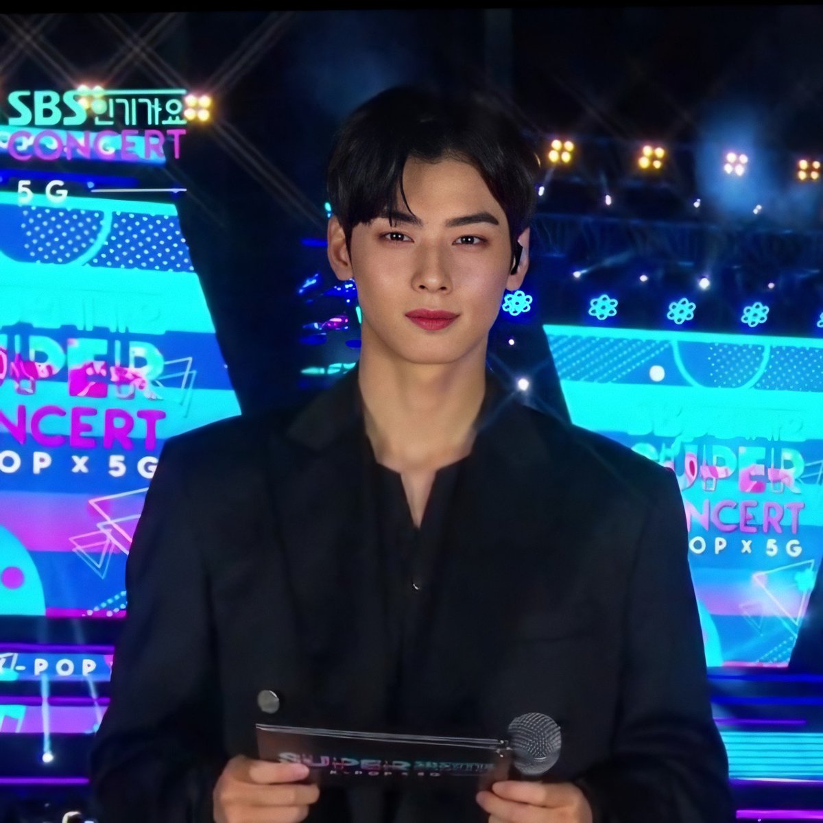 hourlyeunwoo_c's tweet photo. yeah he is CHA EUNWOO. https://t.co/MU1WOp3uVA