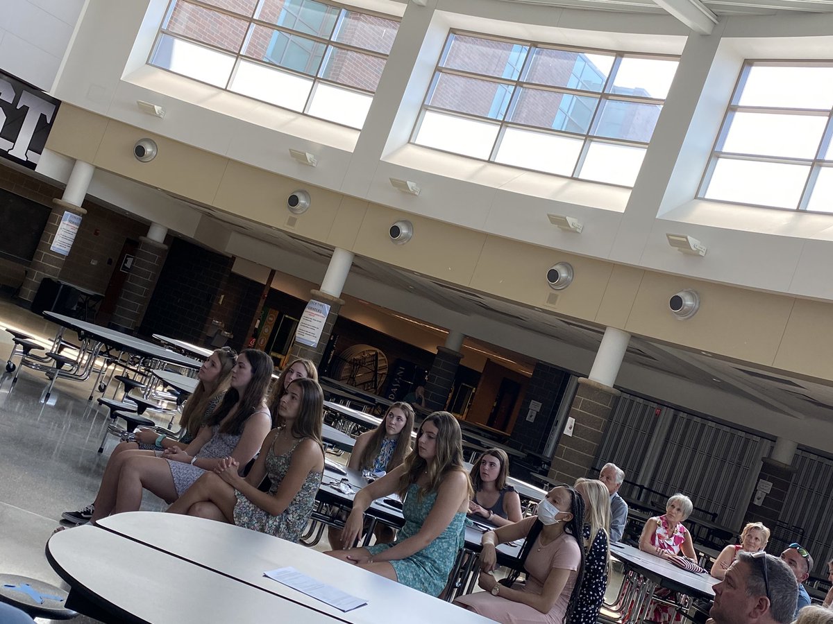 BeEast_GirlsBB's tweet photo. So happy to finally have a chance to celebrate these girls and their amazing season! @BeEast_GirlsBB @SouthLyonEastHS #LVCChamps 🏀🖤🤍🖤🤍 https://t.co/Qwp2AhOZpz