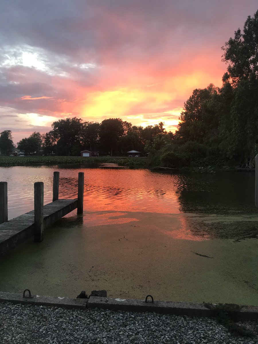 4bhoopster's tweet photo. A quiet weekend ending Sunday night at the lake https://t.co/QJAngbgkOQ