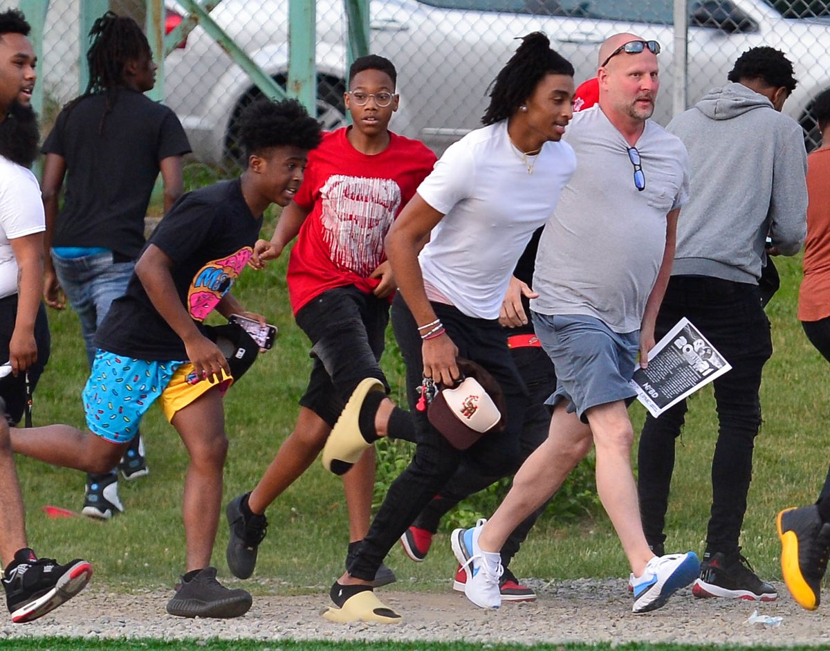 ThompsonFoto12's tweet photo. A few images from right after the shooting outside the stadium here at Sto Rox High School. No one was injured that I saw and everyone exited the stadium safely. McKees Rocks and Pittsburgh PD were on scene. @PghSportsNow https://t.co/4RaglilWa9