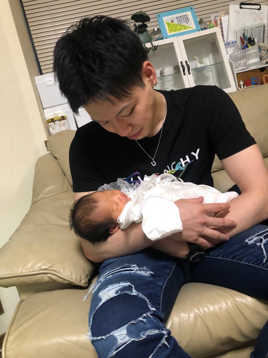 Rendcruiser111's tweet photo. 女の子パパになったよ😁
コロナで会えなくて昨日初めて会った！
産まれて7日目にして裏ピースするのは
間違いなく俺の子って事やな😎 https://t.co/3OWLEEcdf1
