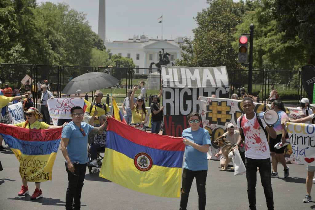Betocoralg's tweet photo. Hasta la Casa Blanca llegó la primera línea en el exterior. #SosColombia @JoeBiden Mr. president. Help Colombia, the government of Ivan Duque is killing his own people. https://t.co/oTp37u3RJ1