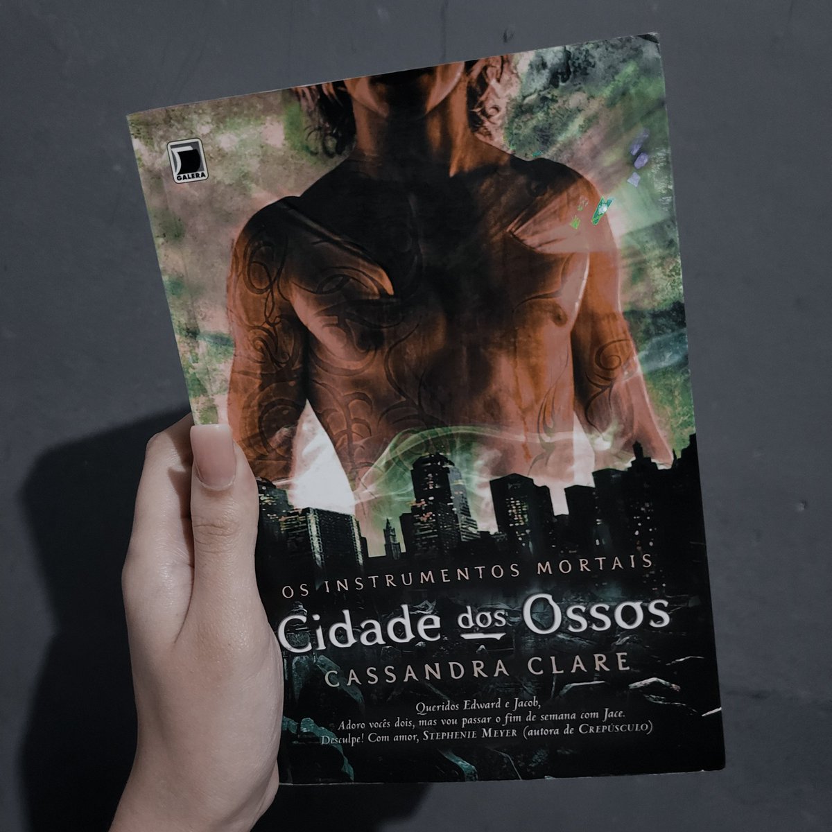 brycexhunt's tweet photo. ➸ Cidade dos Ossos – Cassandra Clare.

"Faz muito tempo que acho que estava pertubado pela ideia de me sentir como se eu não pertencesse a lugar algum. Mas você me fez sentir como se eu pertencesse." https://t.co/zBx59vjtrW