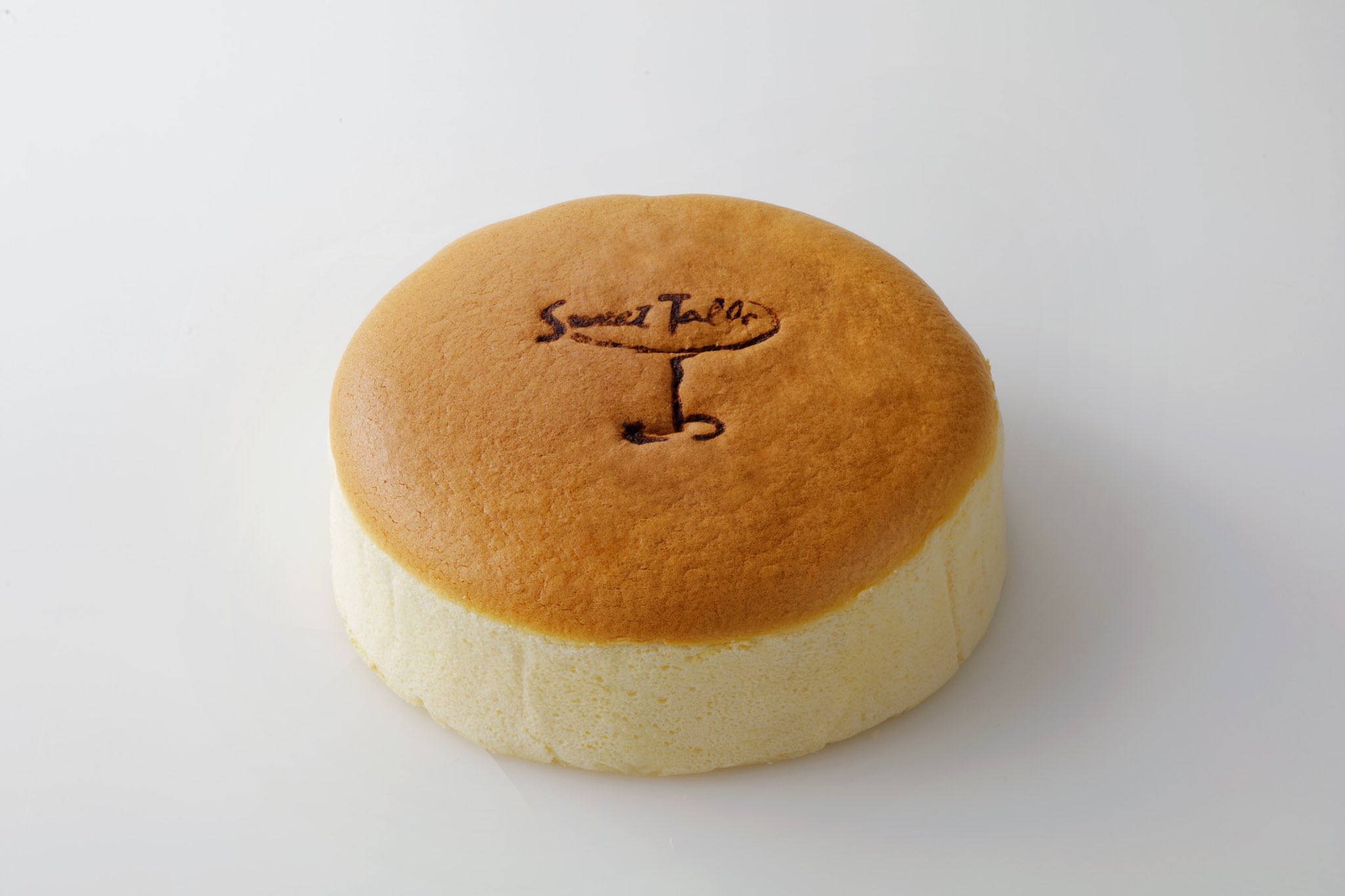 フルーツケーキファクトリーエスタ店 スウィートチーズケーキ スイーツ人気no 1 焼き立てはふわふわしゅわしゅわ 冷やしたタイプはしっとり濃厚 店頭のオーブンで焼き上げた スフレタイプのチーズケーキです 1ホール 600円 500円 フルーツケーキファクトリーエスタ店 スウィートチーズケーキ スイーツ人気no 1 焼き立てはふわふわしゅわしゅわ 冷やしたタイプはしっとり濃厚 店頭のオーブンで焼き上げた スフレタイプのチーズケーキです 1ホール 600円 500円