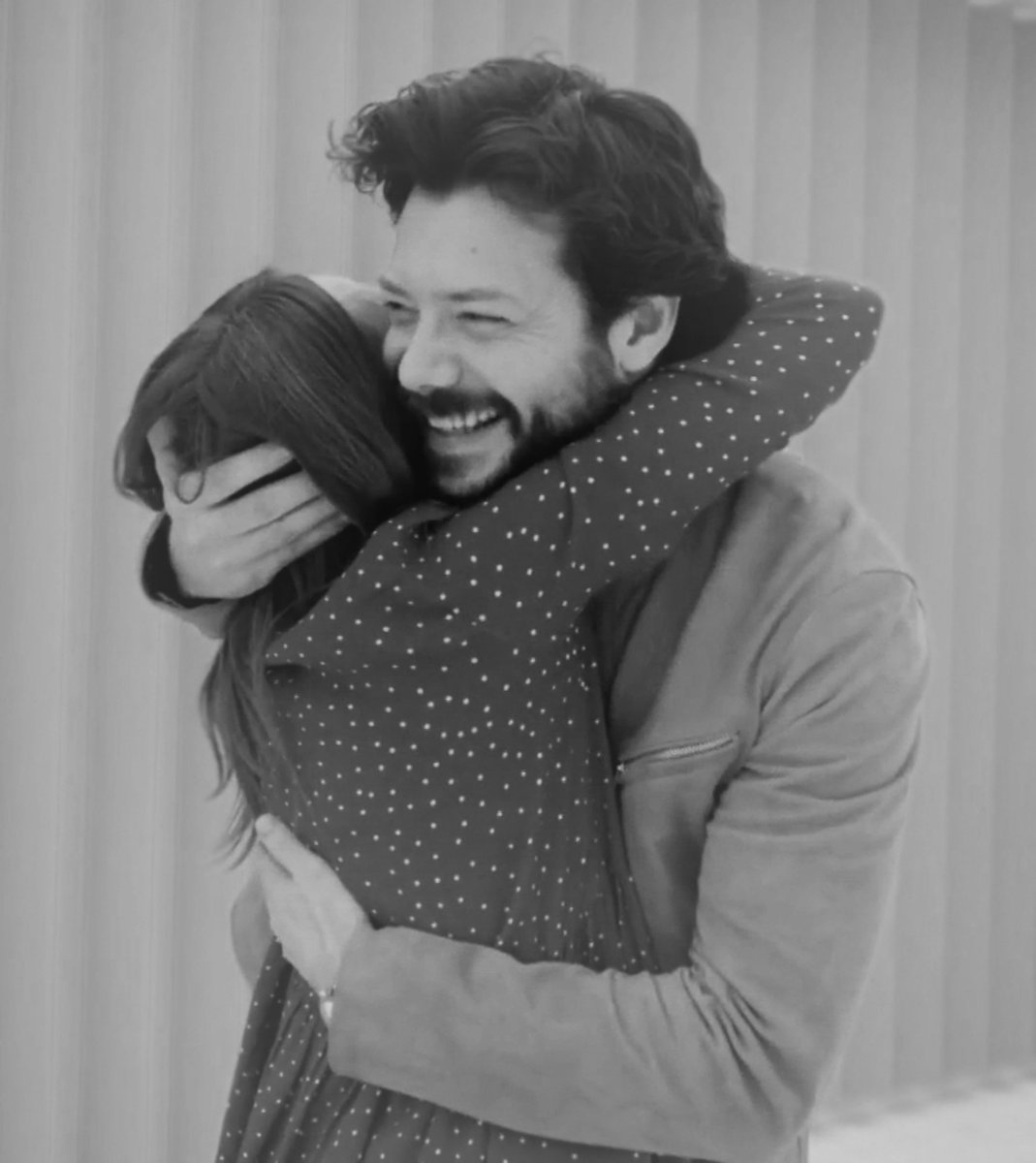 qual_oproblema's tweet photo. E foi aqui que eu soube o que era amor, foi aqui que eu soube que não importa o que aconteça o amor sempre prevalece.
Foi aqui que meu coração entendeu que o amor é sempre mais do que falam, que ele é aquilo que os olhos e os gestos demonstram. https://t.co/bHz43dWVFF