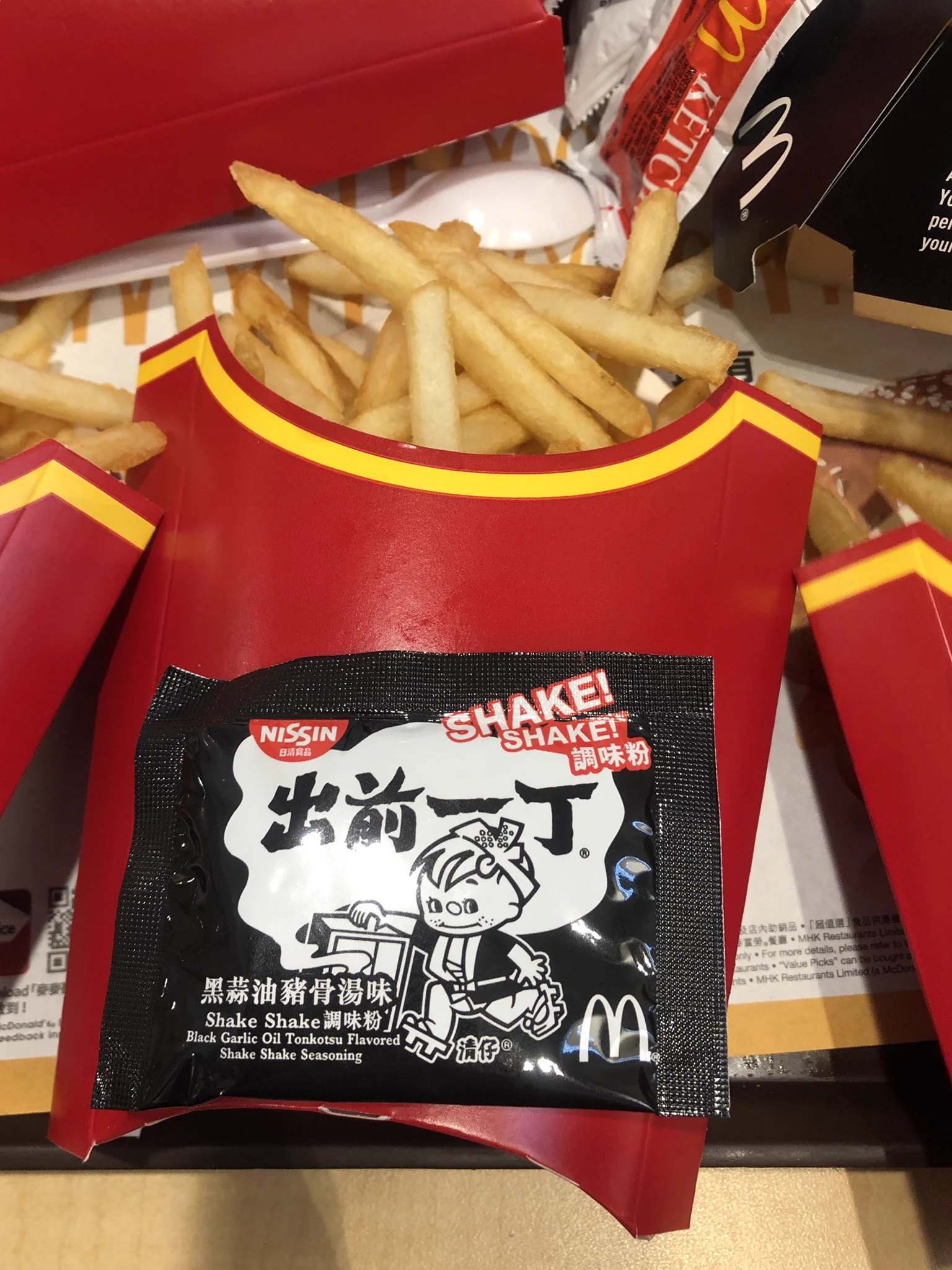 @madaraudon 香港だと出前一丁のフレーバーがメニュー化されてましたよ！ 