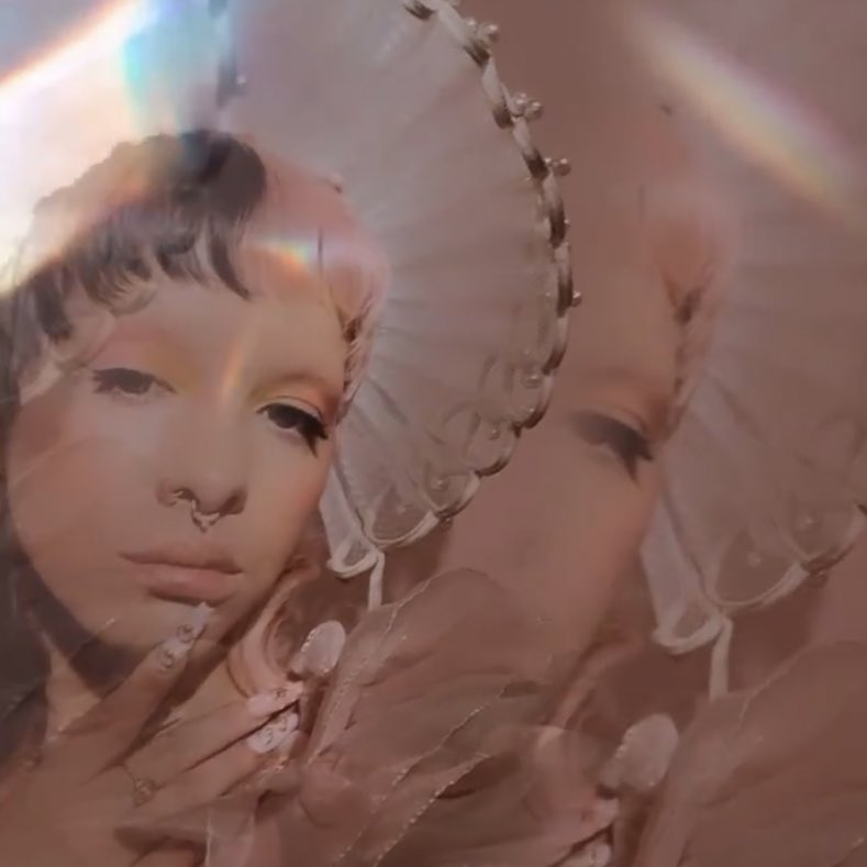 melspurgatory's tweet photo. a reminder that melanie martinez goes by she/they pronouns https://t.co/C04hPdyEqg