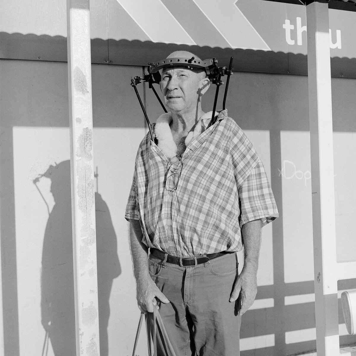 Coming up Chris Hoare shares the stories behind his portraits, get a head start by visiting my interview with him here:
anywhereblvd.com/interviews/202…

#ChrisHoare #portraitphotography #blackandwhitephotography