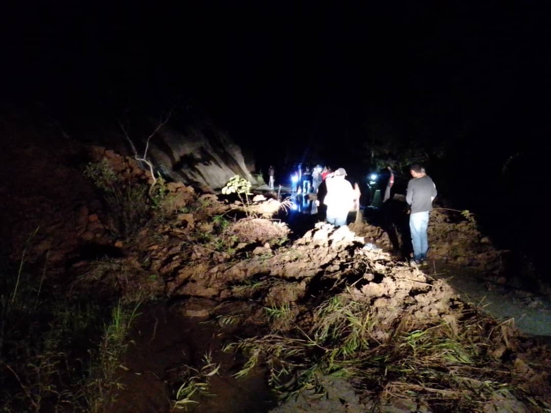 RamonGuevaraMRD's tweet photo. #06Jun La Gobernación de #Mérida a través de @PC_MERIDA  informa que el paso vehícular en la vía a El Valle Grande está obstruido por deslizamientos, se desplazaron comisiones al sitio para evaluar y tomar acciones correspondientes 10:00 pm Prevención al conducir por la zona. https://t.co/Gojesd7tzS